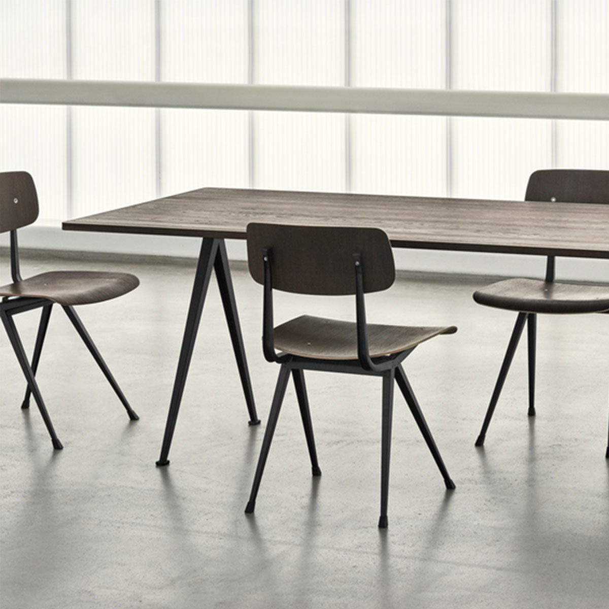 Table Pyramid 02 Base noire & plateau chêne fumé